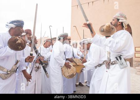 Nizwa, Oman, Al Razha Folk Dance, ein traditioneller Tanz mit Schwertern. Stockfoto