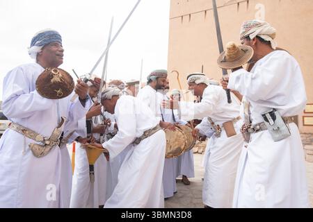 Nizwa, Oman, Al Razha Folk Dance, ein traditioneller Tanz mit Schwertern. Stockfoto