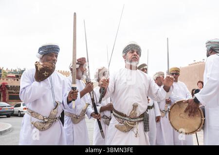Nizwa, Oman, Al Razha Folk Dance, ein traditioneller Tanz mit Schwertern. Stockfoto