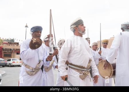 Nizwa, Oman, Al Razha Folk Dance, ein traditioneller Tanz mit Schwertern. Stockfoto
