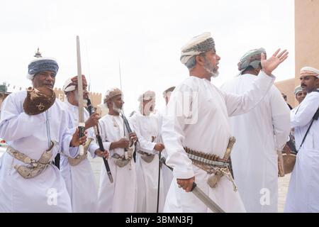 Nizwa, Oman, Al Razha Folk Dance, ein traditioneller Tanz mit Schwertern. Stockfoto