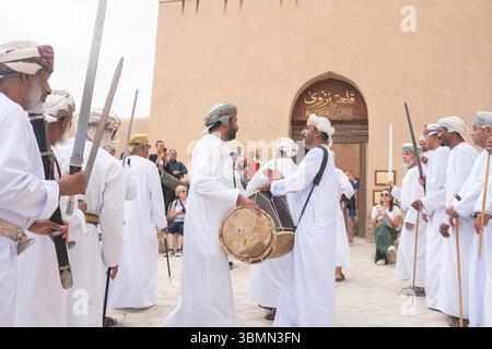 Nizwa, Oman, Al Razha Folk Dance, ein traditioneller Tanz mit Schwertern. Stockfoto