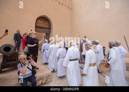 Nizwa, Oman, Al Razha Folk Dance, ein traditioneller Tanz mit Schwertern. Stockfoto