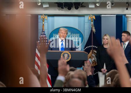 Washington, Vereinigte Staaten Von Amerika. Juni 2025. Washington, Vereinigte Staaten von Amerika. Juni 2025. US-Präsident Donald Trump, antwortet auf eine Frage während einer Pressekonferenz im James S. Brady Press Briefing Room des Weißen Hauses, 27. Juni 2025 in Washington, DC Trump rief die seltene Nachrichtenkonferenz nach der Entscheidung des Obersten Gerichtshofs, landesweite Verfügungen zu begrenzen, ein Sieg für den Präsidenten. Quelle: Abe McNatt/White House Photo/Alamy Live News Stockfoto