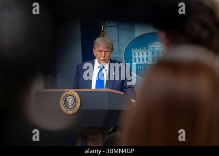 Washington, Vereinigte Staaten Von Amerika. Juni 2025. Washington, Vereinigte Staaten von Amerika. Juni 2025. US-Präsident Donald Trump, hört auf eine Frage während einer Pressekonferenz im James S. Brady Press Briefing Room des Weißen Hauses, 27. Juni 2025 in Washington, DC, rief Trump die seltene Nachrichtenkonferenz nach der Entscheidung des Obersten Gerichtshofs, landesweite Verfügungen zu begrenzen, ein Sieg für den Präsidenten an. Quelle: Abe McNatt/White House Photo/Alamy Live News Stockfoto