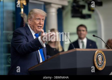Washington, Vereinigte Staaten Von Amerika. Juni 2025. Washington, Vereinigte Staaten von Amerika. Juni 2025. US-Präsident Donald Trump, antwortet auf eine Frage während einer Pressekonferenz im James S. Brady Press Briefing Room des Weißen Hauses, 27. Juni 2025 in Washington, DC Trump rief die seltene Nachrichtenkonferenz nach der Entscheidung des Obersten Gerichtshofs, landesweite Verfügungen zu begrenzen, ein Sieg für den Präsidenten. Quelle: Molly Riley/White House Photo/Alamy Live News Stockfoto