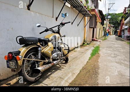 Motorrad Royal Enfield 500 Classic in Burgher Street, Fort Kochi, Kochi oder Cochin, Kerala, Südindien, Asien Stockfoto