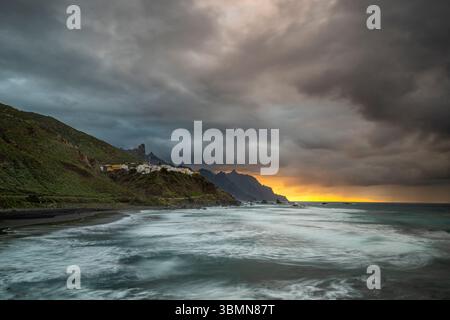 Dramatischer Sonnenuntergang auf den Klippen in der Nähe von Benijo, Provinz Santa Cruz de Teneriffa, Nordküste von Teneriffa, Spanien Stockfoto