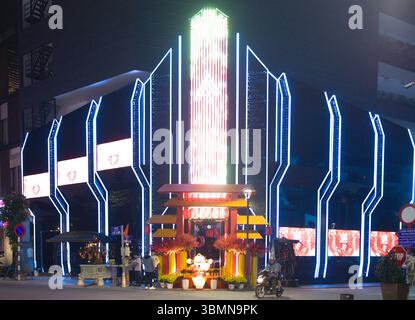 Vietnam, Hue, Straßenszene, Nacht, moderne Architektur, Stockfoto