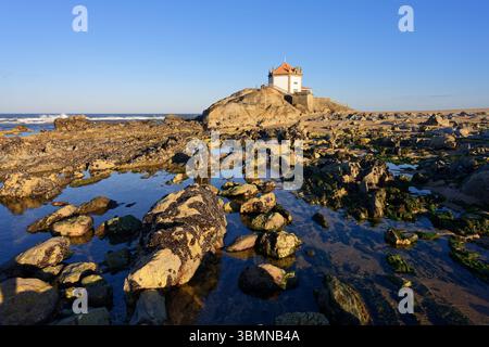 Die Kapelle Nos Senhor da Pedra am Miramar Beach, Gulpilhares Stockfoto