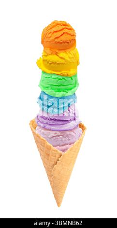 Leckere Eiskugeln in Regenbogenfarben im Waffelkegel auf weißem Hintergrund Stockfoto