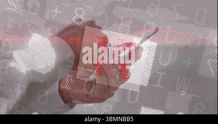 Zeigestift Handtragemanschette, die mit Tablet am Schreibtisch interagiert, mit schwimmenden Daten Stockfoto