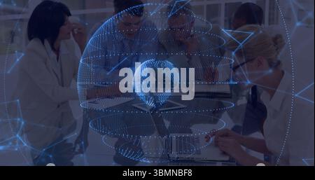 Zusammenarbeit von fünf Profis in Anzügen, die sich im Büro über den Tisch lehnen, mit 3D-Globus und Laptops Stockfoto