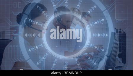 Callcenter-Agenten, die geschäftliche Kleidung tragen und im Büro auf Tastaturen schreiben, mit Headsets und Monitoren Stockfoto