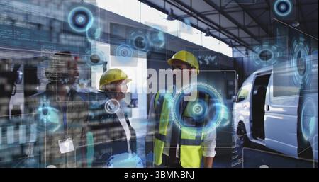 Drei Ingenieure, die Helme tragen, die Daten-Hologramme im Lager scannen, mit einem Servicemobil Stockfoto