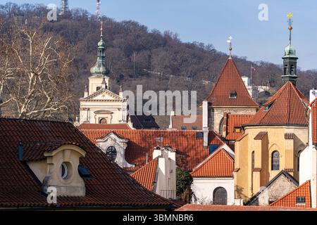 Blick auf die Prager Burg oder Hradcany mit Dächern und der Skyline des Gebäudes Stockfoto