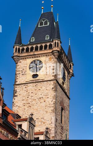 Berühmter Orloj-Turm mit astronomischer Uhr im Zentrum der Prager Altstadt Stockfoto