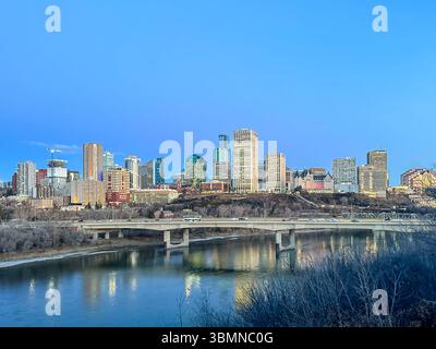 Edmonton, Alberta - 14. November 2023: Die Skyline bei Sonnenaufgang in Edmonton Stockfoto