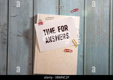 Zeit für Antworten Wörter auf gerissenem gelbem Papier mit rotem Hintergrund. Symbol für die konzeptionelle Zeit für Antworten. Kopierbereich. Stockfoto