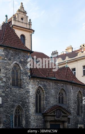 Alte Kirche im historischen Teil von Prag Stockfoto