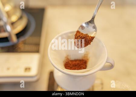 Frisch gemahlene Kaffeebohnen sind jetzt vorbereitet und bereit zum Aufbrühen in einem Tropfer Stockfoto