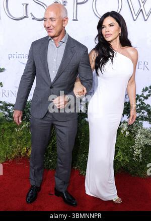 Jeff Bezos und Lauren Sanchez sind verheiratet! Am Freitag, den 27. Juni 2025, wurde der Knoten in einer Zeremonie mit schwarzer Krawatte auf der Insel San Giorgio Maggiore in Venedig, Italien, gebunden. CULVER CITY, LOS ANGELES, KALIFORNIEN, USA - 15. AUGUST: Der amerikanische Unternehmer und Gründer, Executive Chairman und ehemaliger Präsident und CEO von Amazon Jeff Bezos und die Freundin/American Emmy Award-ausgezeichnete Journalistin, Autorin und Hubschrauberpilotin Lauren Sanchez treffen am 15. August 2022 in Los Angeles bei der Premiere von Amazon Prime Video's „The Lord of the Rings: The Rings of Power“ Staffel 1 in den CULVER Studios ein Stockfoto