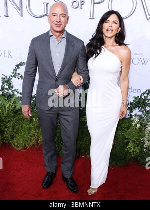 Jeff Bezos und Lauren Sanchez sind verheiratet! Am Freitag, den 27. Juni 2025, wurde der Knoten in einer Zeremonie mit schwarzer Krawatte auf der Insel San Giorgio Maggiore in Venedig, Italien, gebunden. CULVER CITY, LOS ANGELES, KALIFORNIEN, USA - 15. AUGUST: Der amerikanische Unternehmer und Gründer, Executive Chairman und ehemaliger Präsident und CEO von Amazon Jeff Bezos und die Freundin/American Emmy Award-ausgezeichnete Journalistin, Autorin und Hubschrauberpilotin Lauren Sanchez treffen am 15. August 2022 in Los Angeles bei der Premiere von Amazon Prime Video's „The Lord of the Rings: The Rings of Power“ Staffel 1 in den CULVER Studios ein Stockfoto