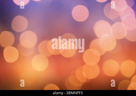 Mit Bokeh-Illustration mit verschwommenen Kugeln im orange-violetten Farbverlauf auf transparentem Hintergrund Stockfoto