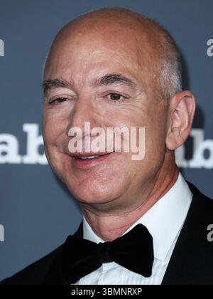 Jeff Bezos und Lauren Sanchez sind verheiratet! Am Freitag, den 27. Juni 2025, wurde der Knoten in einer Zeremonie mit schwarzer Krawatte auf der Insel San Giorgio Maggiore in Venedig, Italien, gebunden. WEST HOLLYWOOD, LOS ANGELES, KALIFORNIEN, USA - 13. NOVEMBER: Der amerikanische Unternehmer und Gründer, Executive Chairman und ehemaliger Präsident und CEO von Amazon Jeff Bezos kommt am 13. November 2021 zur Baby2Baby 10-Year Gala 2021 im Pacific Design Center in West Hollywood, Los Angeles, Kalifornien, USA. (Foto: Xavier Collin/Image Press Agency) Stockfoto