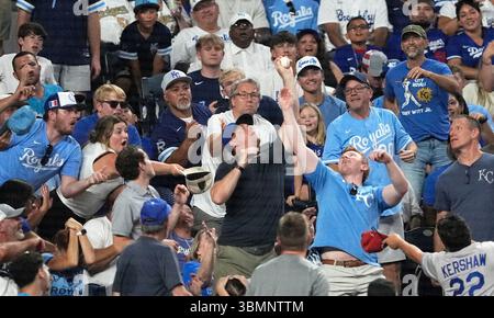 27. Juni 2025: Royals-Fans kämpfen im Kauffman Stadium Kansas City, Missouri, gegen die Dodgers. Jon Robichaud/CSM. Stockfoto