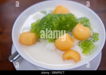 Sago Cantaloupe mit Kokosmilch, thailändisches Dessert in einer Schüssel serviert Stockfoto