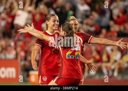 Toronto, Ontario, Kanada. Juni 2025. Emma Regan #25 (L) aus Kanada feiert mit ihren Teamkollegen, nachdem sie während eines internationalen Freundschaftsspiels am 27. Juni 2025 im BMO Field in Toronto, Ontario, Kanada, ein Tor geschossen hat. Das Spiel endete 4-1 für Kanada. (Kreditbild: © Angel Marchini/ZUMA Press Wire) NUR REDAKTIONELLE VERWENDUNG! Nicht für kommerzielle ZWECKE! Stockfoto