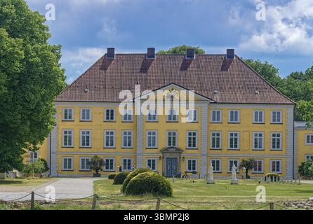 Das gut Wotersen, auch als Schloss Wotersen bekannt, befindet sich in der Gemeinde Roseburg im Landkreis Herzogtum Lauenburg im Südosten des Landes Stockfoto