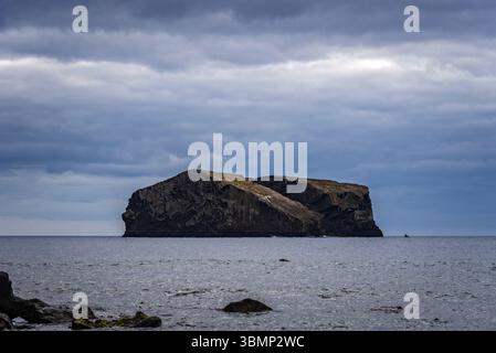Zwei felsige Inselchen stehen hoch im Atlantik unter einem bewölkten Himmel und bilden eine dramatische Meereslandschaft in der Nähe von Praia dos Mosteiros auf den Azoren Stockfoto