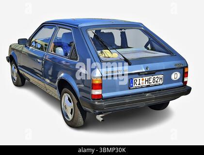Klassisch-blauer Opel Kadett 1,6 D geparkt mit Heckdesign und deutschem Kennzeichen Stockfoto