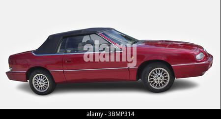 Klassisches rotes Chrysler LeBaron Cabriolet auf weißem Hintergrund Stockfoto