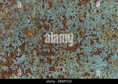Grunge Hintergrund mit alter abblätternder blauer Farbe. Mehrere Schichten schäbiger Emailfarbe. Stockfoto