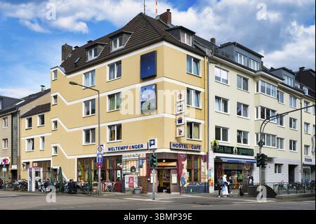 Köln, Deutschland April 30 2023: Weltempfaenger Hostel und Café auf der Venloerstr in Köln Ehrenfeld Stockfoto