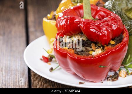 Paprika gefüllt mit Hackfleisch (Rind), frischen Kräutern und Käse Stockfoto