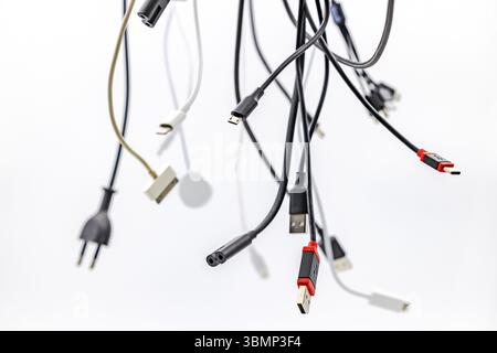 Studioaufnahme von USB-Steckern und Kabeln mit Typ A und Typ C im Studio vor weißem Hintergrund Stockfoto