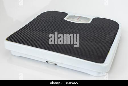 Analoge Waage im Badezimmer isoliert auf weißem Hintergrund Stockfoto