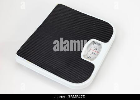 Badezimmer Körperwägemaschine mit Retro-Nadel-Messgerät isoliert auf weißem Hintergrund Stockfoto