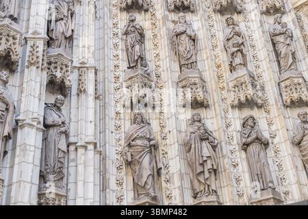 Tür der Himmelfahrt (Spanisch: Puerta de la Asuncion) der Kathedrale von Sevilla (Spanisch: Catedral de Santa Maria de la Sede) in Spanien, Hauptportal von Th Stockfoto