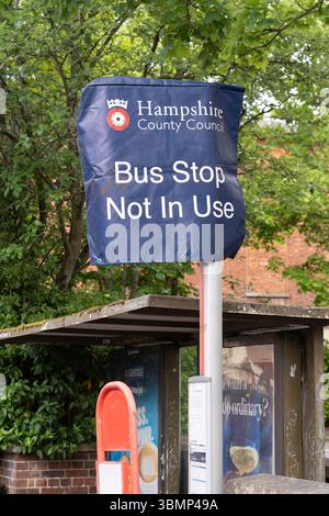 Die Bushaltestelle ist aufgrund von Bauarbeiten vorübergehend geschlossen und vom Hampshire County Council mit der Angabe „Bus Stop Not in Use“ (Bushaltestelle nicht in Gebrauch), Winchester Road, Basingstoke, Großbritannien Stockfoto