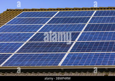 Solarzellen einer privaten Photovoltaikanlage auf einem Dach in Deutschland ermöglichen die Energiewende Stockfoto