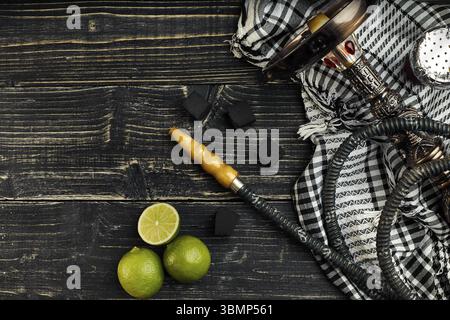 Arabisch Shisha mit einem Tabak Aroma aus einer Mischung von Kalk. Blick von oben auf einem dunklen Hintergrund. Immer noch leben. Kopieren Sie Platz. Flach Stockfoto