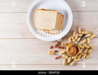 Erdnussbutter offenes Sandwich oder Toast (geröstetes Brot, Erdnussbutter). Gesundes Frühstück am Morgen. Stockfoto