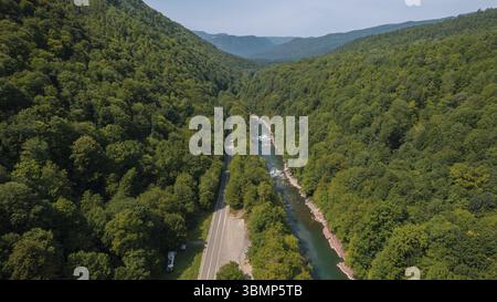 Bergwelt und natürliche Flusslandschaft in Russland, Adygea, Guzeripl, Plateau Lago-Naki Stockfoto