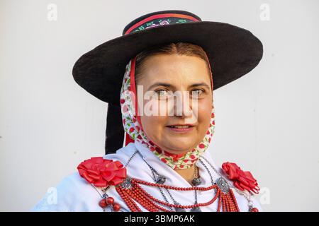 Details der traditionellen Damenkostüme, der traditionellen Ballseiten des Landtanzes, des typischen ibizanischen Tanzes, Portinax, Ibiza, Balearen, Spanien, Europa Stockfoto