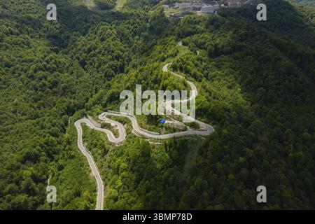 Direkt über dem Blick von der Drohne in den Bergen in der Nähe von Sotschi, Russland, Europa Stockfoto